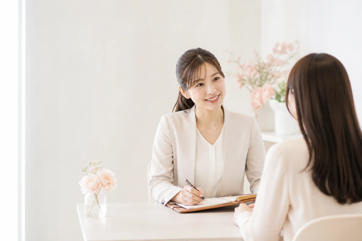 スタッフと相談する女性
