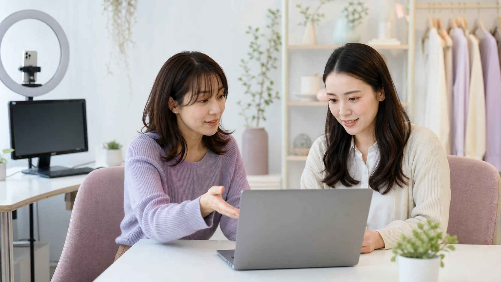 配信ルームで相談する成人女性と女性スタッフ